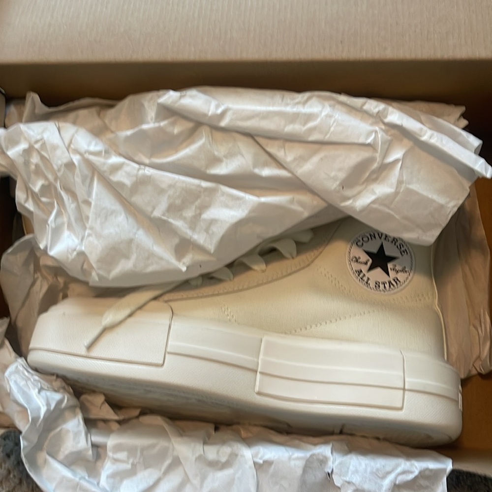 BRAND NEW Converse Platform Sneaker